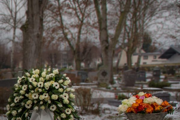 Friedhof und Gräber im Winter